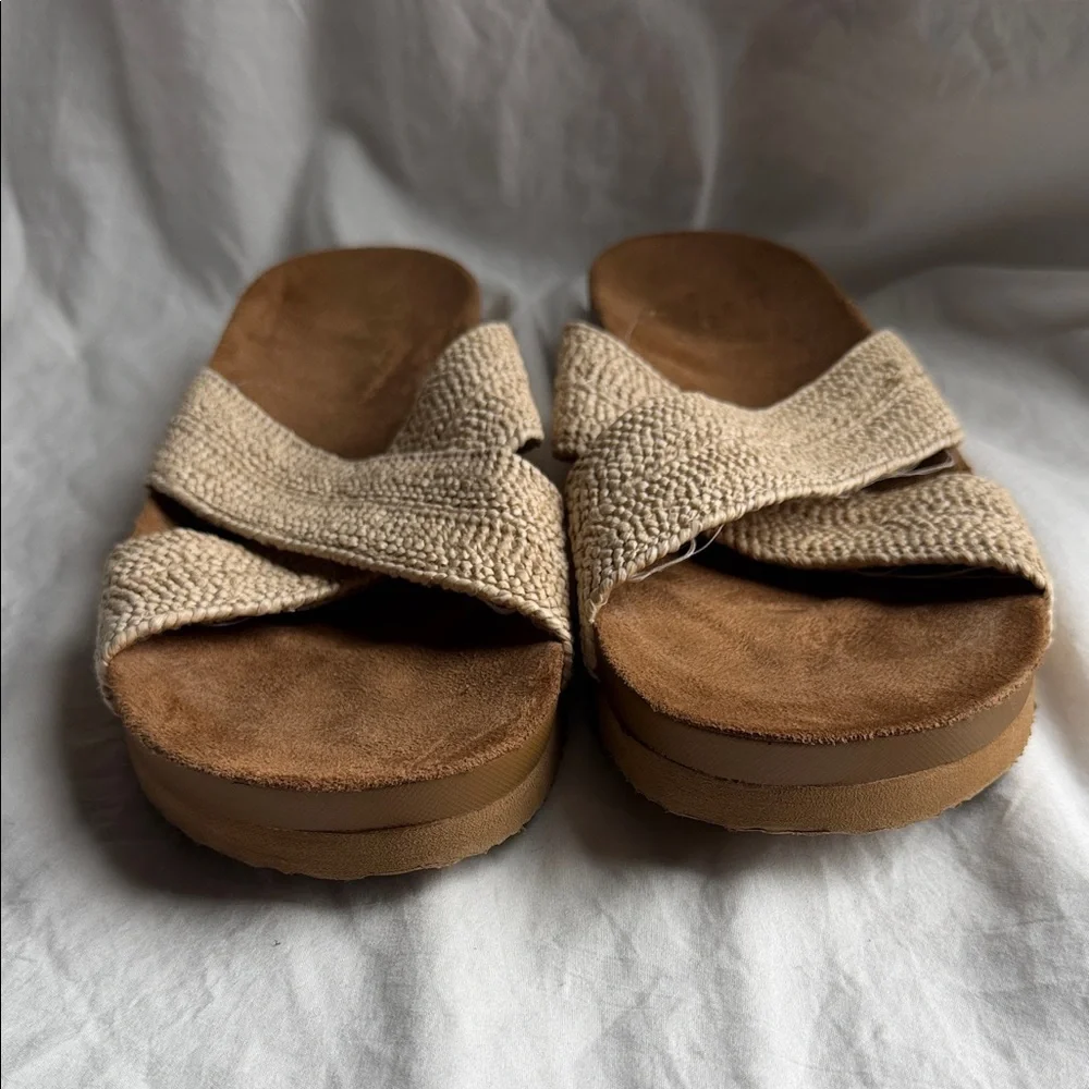 Elegant Beige Cross-Strap Sandals - Picture 1 of 6